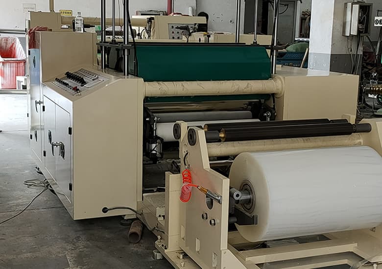 牛奶盒熱封條薄膜分切機(jī) 牛奶盒熱封條薄膜分切機(jī)